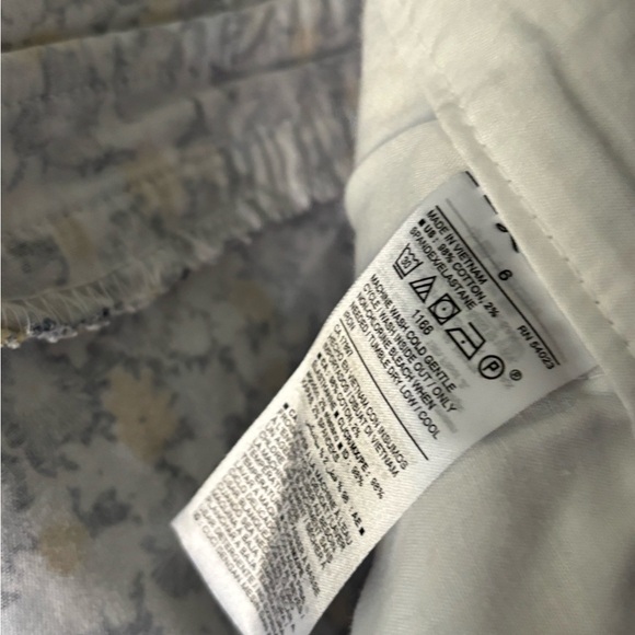 Old Navy Floral Print Women Shorts - Black, White, Yellow - Picture 4 of 5